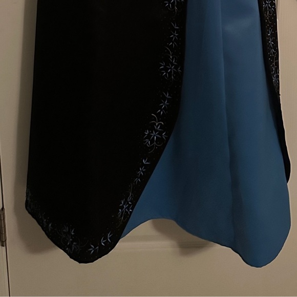 Beautiful Formal Dress Size 9/10 - Picture 4 of 4